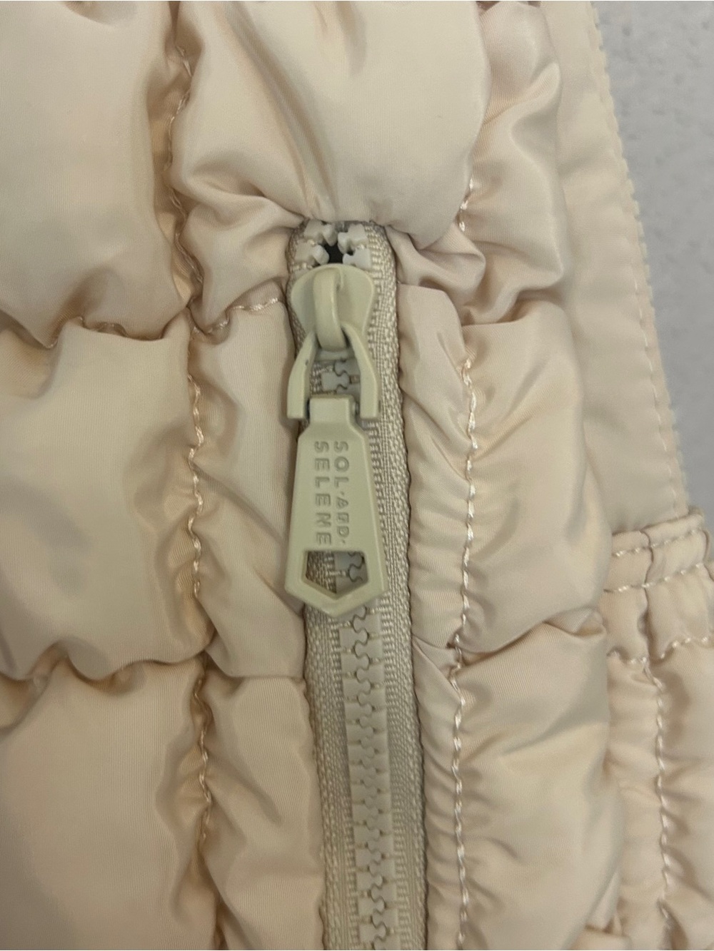 Quilted puffer Sling pickleball paddle tennis sling Backpack in Light Beige - Picture 4 of 6